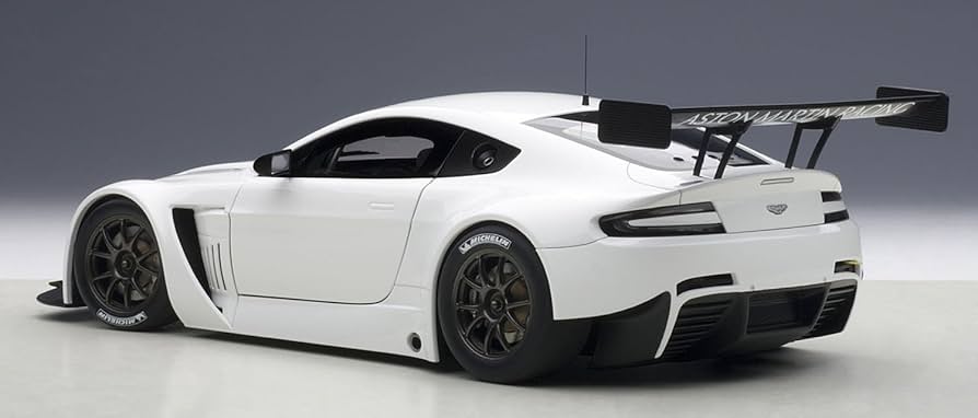AUTOart 1/18 アストンマーチン V12 ヴァンテージ GT3 2013 (ホワイト) 完成品 Amazon | AUTOart 1/18 アストンマーチン V12 ヴァンテージ GT3